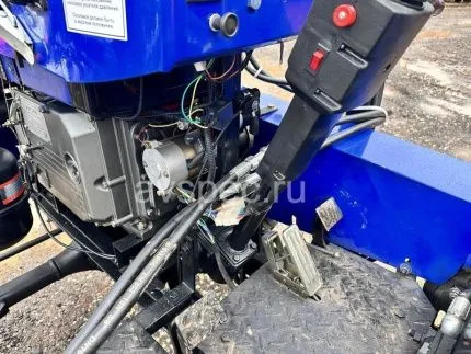 Минитрактор Русич Т-30 ВОМ 4x4 с фронтальным погрузчиком